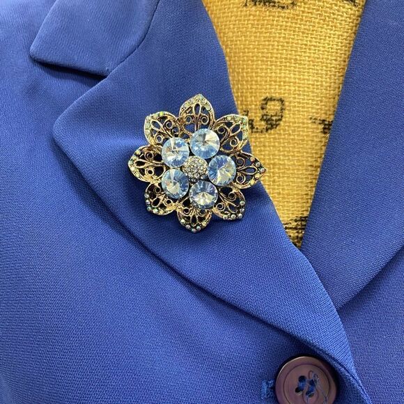 EMMA James by Liz Claiborne academia blue 3 button blazer with accent brooch - Picture 2 of 5